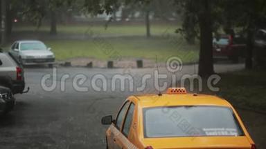 雨水倾泻在汽车上，一辆出租车在街上发出声音。 雷声和闪电。